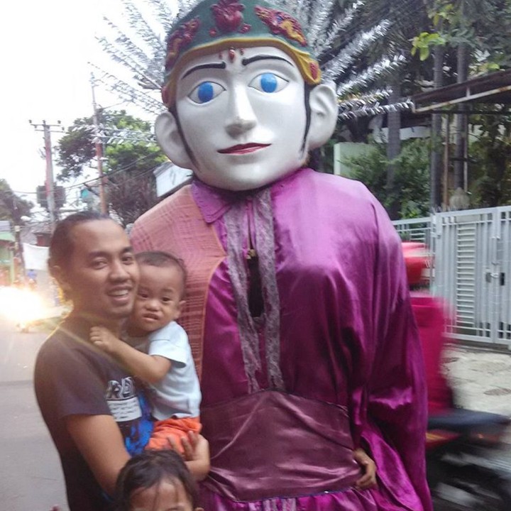<p>Si kakak happy banget foto sama ondel-ondel. Sedangkan si adik... (Foto: Instagram/ @totoanggit)</p>