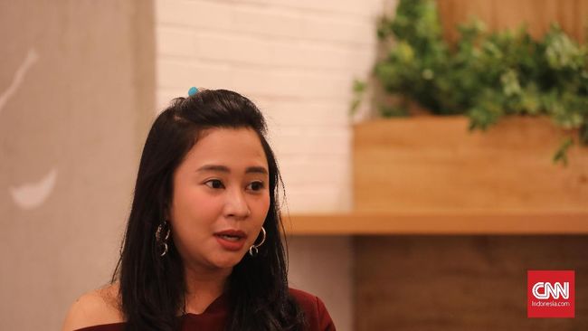 Mantan penyanyi cilik Chikita Meidy gugat cerai suaminya, Indra Adhitya. Gugatan cerai dilakukan saat sang suami melaporkan dugaan KDRT yang dilakukan Chikita.