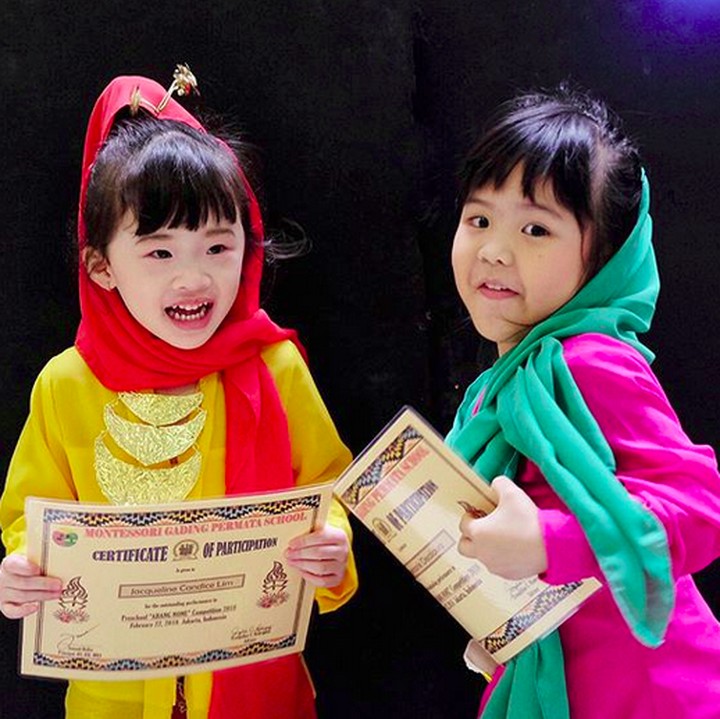 <p> Wah, pakai baju adat betawi dua none cilik ini happy banget! (Foto: Instagram/ @jacquelinecandicelim)  </p>