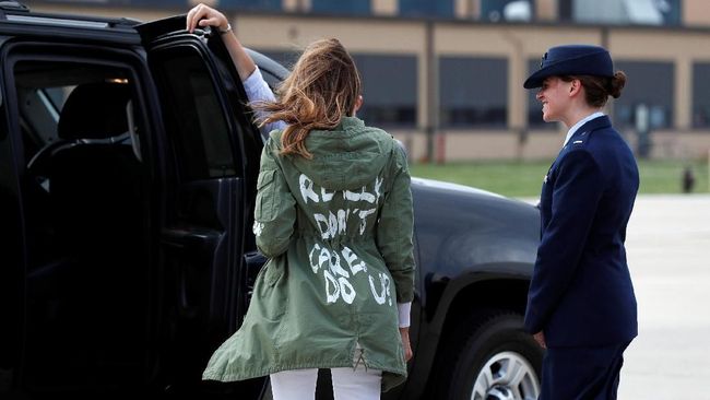 Jaket 'Tak Peduli' Zara yang dikenakan Melania Trump beberapa waktu lalu berbuntut panjang. Denim R13 menuding bahwa desain jaket itu meniru koleksi mereka.