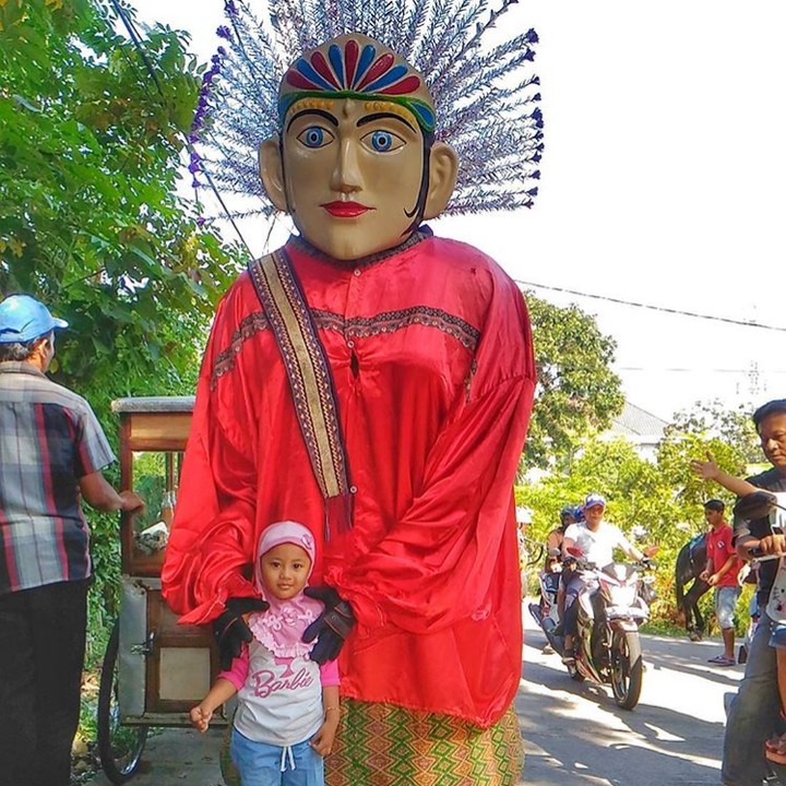 <p>Ondel-ondelnya gede banget. Bocah ini jadi kelihatan mungil banget ya, Bun. He-he-he. (Foto: Instagram/ @arul_papat_enem)  </p>