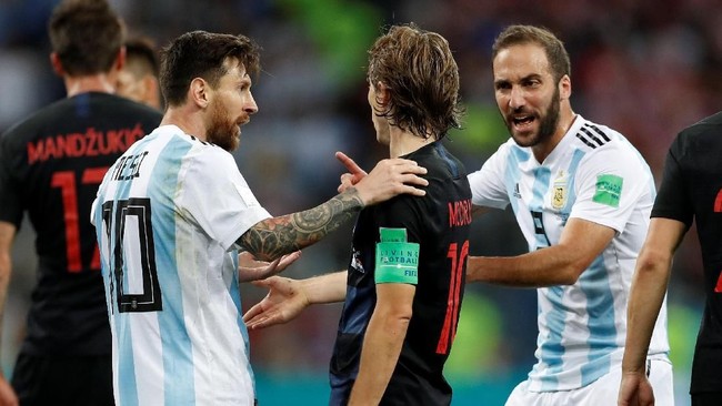 Para warganet mencecar Lione Messi usai timnas Argentina meyerah 0-3 dari Kroasia di Stadion Nizhny Novgorod pada babak penyisihan Grup D Piala Dunia 2018.