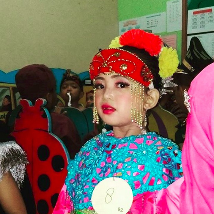 <p>Dibalut pakaian adat wanita Betawi, gadis kecil yang satu ini makin cantik. (Foto: Instagram/ @desipratomo)</p>