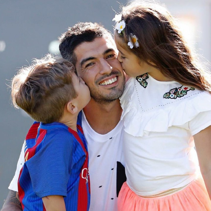 <p>Pemain yang membela negaranya Uruguay ini disayang banget sama anak-anaknya. (Foto: Instagram/luissuarez9)</p>