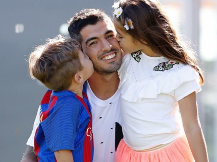 Foto-foto Ini Bukti Luis Suarez Sosok Ayah yang Penyayang