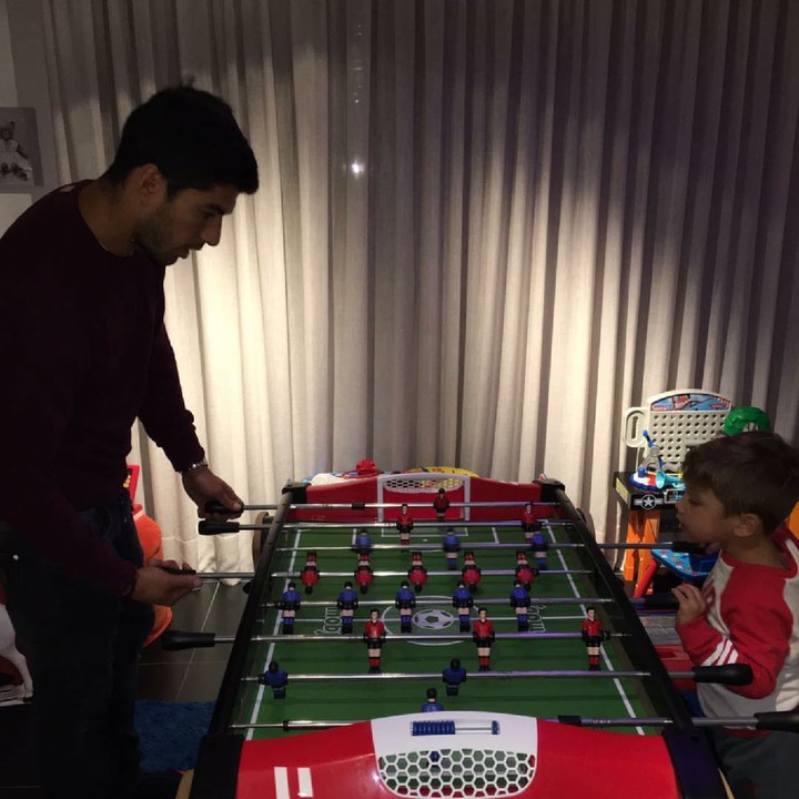 <p>Quality time sama si bungsu dengan main bola versi mini. He-he. (Foto: Instagram/luissuarez9)</p>