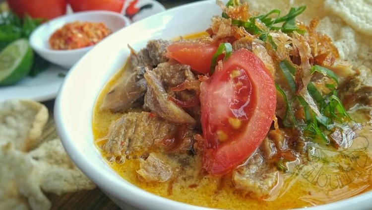 Soto tangkar enggak kalah nikmat nih, Bun dengan soto Betawi. Apalagi dengan isian paru, daging, dan babat.
