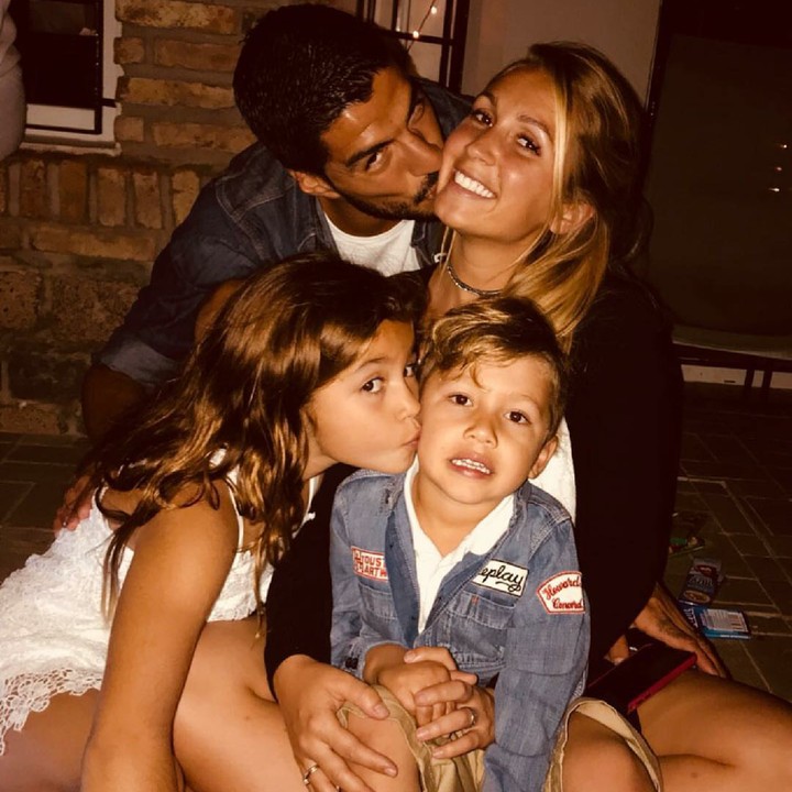 <p>So sweet banget deh keluarga yang satu ini. (Foto: Instagram/luissuarez9)</p>