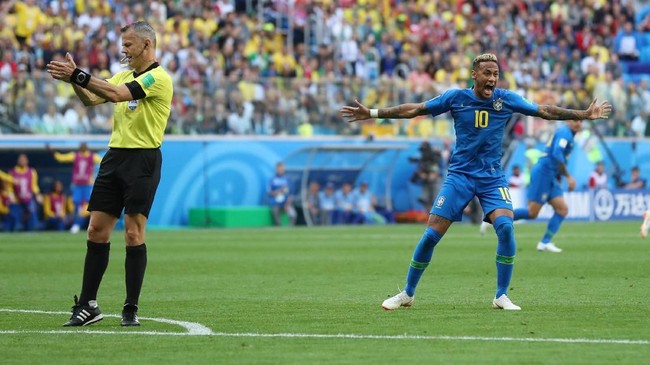 Kapten timnas Brasil Thiago Silva mengaku sedih dengan sikap Neymar yang berkata kasar kepadanya usai keputusan melakukan tindakan sportivitas.