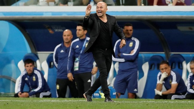 Jorge Sampaoli memilih berjudi dengan menerapkan skema 3-4-3 dan berakhir bencana bagi Argentina. La Albiceleste kalah 0-3 dari Kroasia di Piala Dunia 2018.
