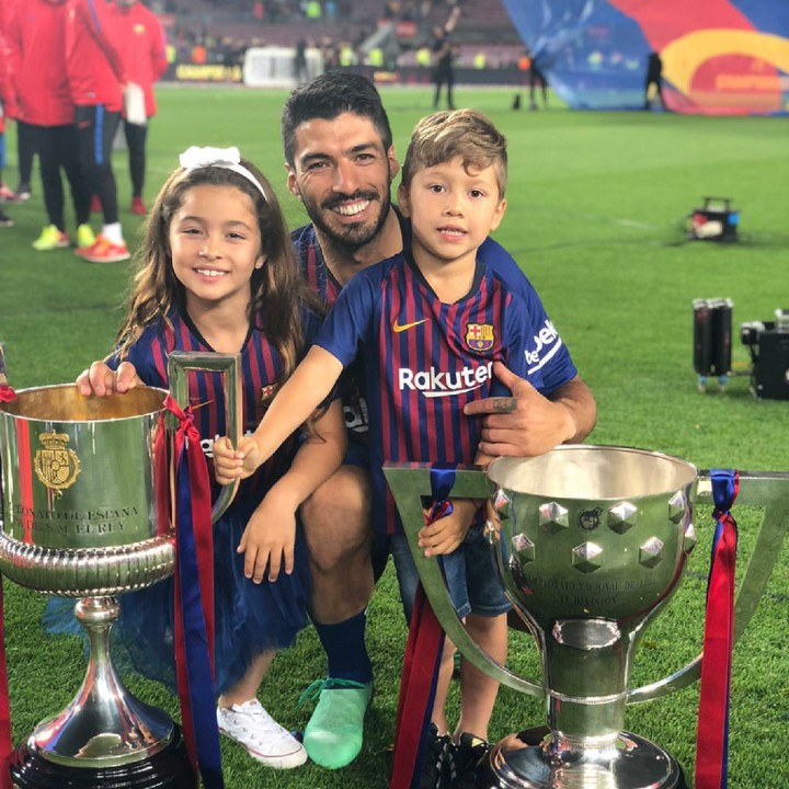 <p>Senyum semuanya! Kompak ya, Bun, keluarga yang satu ini. (Foto: Instagram/luissuarez9)</p>
