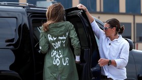 Perusahaan Baju AS Buat Jaket 'Jawaban' Melania Trump