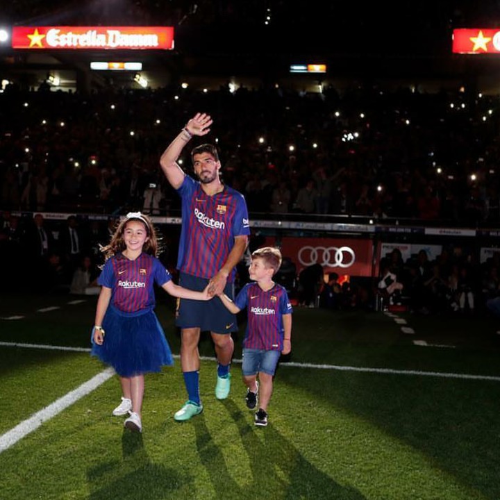 <p>Luis juga nggak segan mengajak anak-anaknya ke lapangan hijau, lho. (Foto: Instagram/luissuarez9)</p>