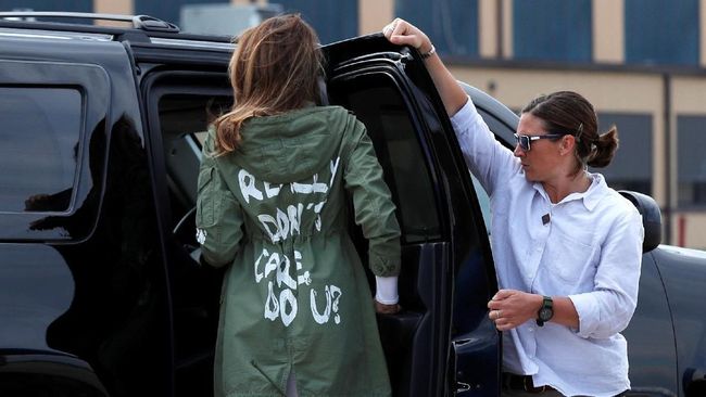 Selain jaket Zara 'I Really Don't Care, Do You?', Melania Trump beberapa kali tampil di hadapan publik dengan pilihan busana kontroversial. Apa saja?