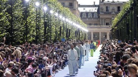 FOTO: Gebrakan Virgil Abloh di Peragaan Busana Louis Vuitton