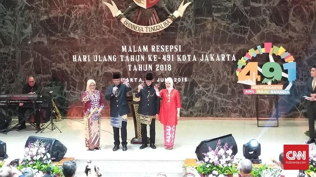 Kepada para tamu yang hadir, Anies Baswedan juga menjelaskan sejara bir pletok sebagai minuman tradisional khas Betawi.