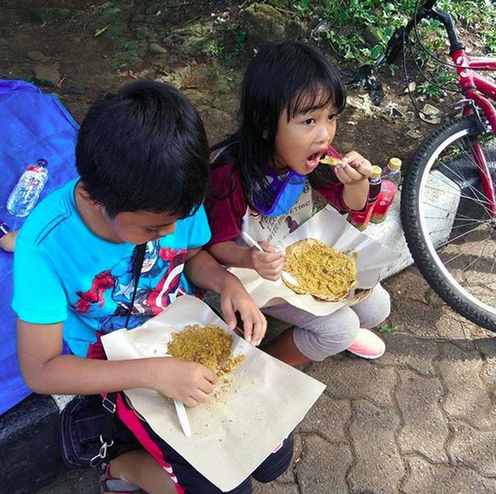 <p>Nyam! Lahapnya bocah ini makan kerak telor. Jadi pengen nih. (Foto: Instagram/ @ophie_vinonie)</p>