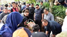 Ridwan Kamil Pimpin Salat Jenazah Ginan Vokalis Jeruji