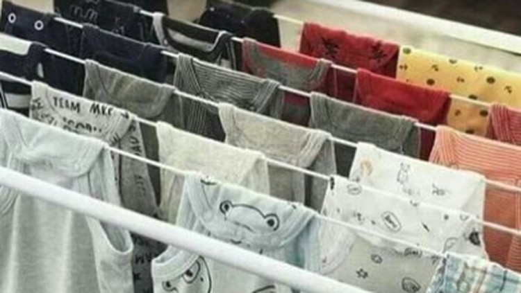 Ada cara menjemur jumper bayi yang disebut memudahkan para ibu dan 'nggak makan' ruang untuk menjemur. Bunda setuju nggak?