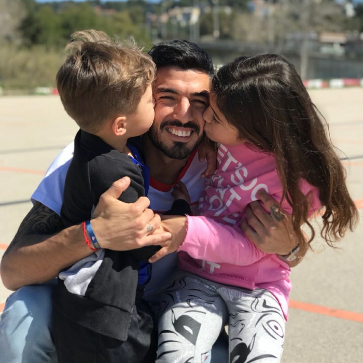 <p>Hampir 9 tahun menikah, Luis dan Sofia dikarunia dua anak yang menggemaskan yaitu Delfina dan Benjamin. (Foto: Instagram/luissuarez9)</p>
