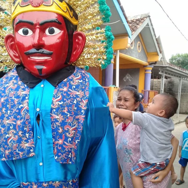 <p>Si kecil penasaran tapi rupanya bundanya nih yang agak takut. He-he-he. (Foto: Instagram/ @naufal_lahm_)</p>