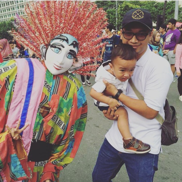 <p>Ayah, aku nggak mau dekat-dekat sama ondel-ondel itu! (Foto: Instagram/ @ekadewiseptiani28)  </p>