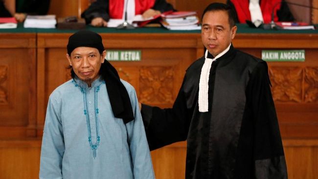 Amnesty soal Vonis Mati Aman: Peradilan di RI Sangat Cacat Amnesty International menganggap vonis mati yang dijatuhkan atas Aman Abdurrahman pada Jumat (22/6) menunjukkan bahwa hukum di Indonesia masih sangat cacat.