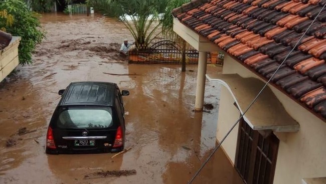 Saat ini sejumlah warga masih tinggal di pengungsian karena banjir akibat hujan lebat pada akhir pekan lalu. Hujan deras diperkirakan masih terus turun.