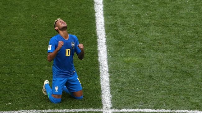 Masuk Jalur Persaingan Top Skor, Neymar Disebut Bukan Mesin Neymar mulai masuk daftar top skor Piala Dunia 2018 dengan satu gol ke gawang Kosta Rika. Namun, pelatih Brasil menyebutnya bukan mesin.