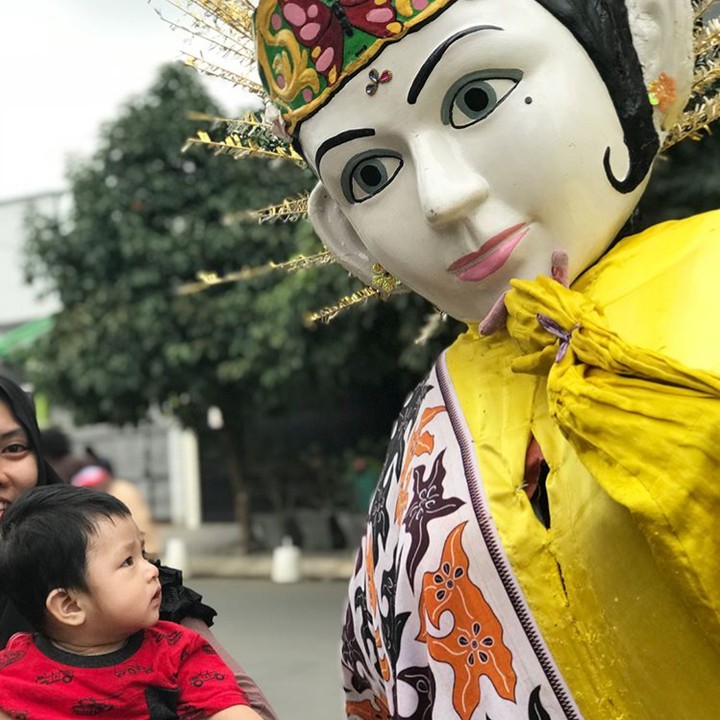 <p>Hmm, kayaknya ada yang terpesona dengan wajah ayu si ondel-ondel nih. Hi-hi-hi. (Foto: Instagram/ @baby_al.zam)  </p>