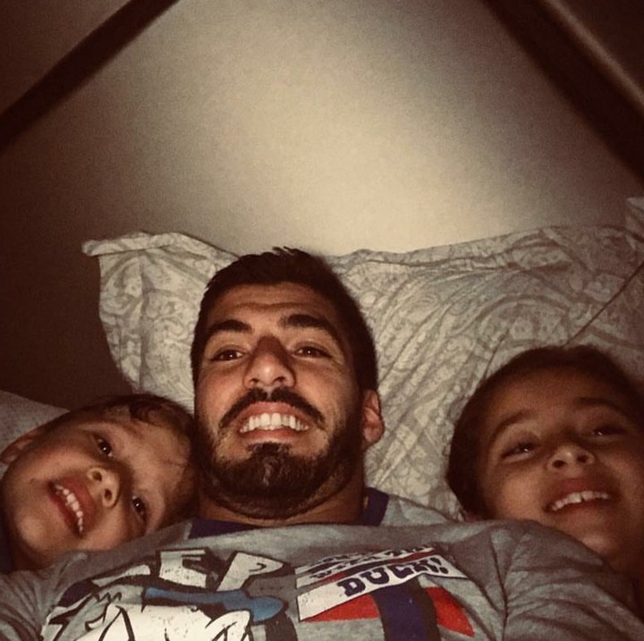 <p>Luis terkenal gahar di lapangan karena temperamennya. Tapi nyatanya Luis adalah sosok ayah yang penyayang. (Foto: Instagram/luissuarez9)</p>