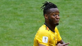 Batshuayi Tertawakan Aksi Selebrasi Konyol 'Dihajar' Bola