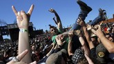 FOTO: 'Surga' Pencinta Musik Menyentak Meski nananya Hellfest, festival musik yang digelar di Prancis setiap tahun bak 'surga' bagi pencinta musik keras menyentak seperti rock, punk dan heavy metal.