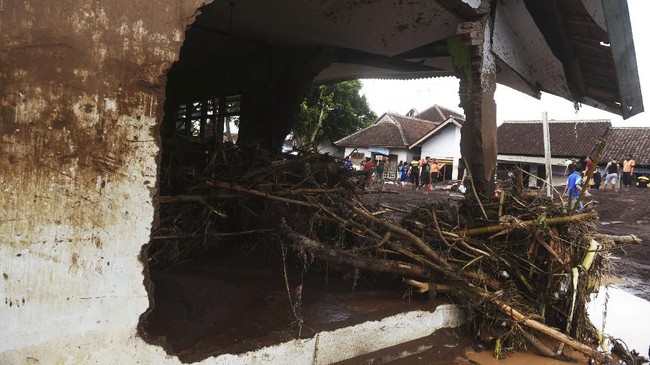 Sejumlah wilayah di Kabupaten Malang daerah selatan diterjang banjir bandang dan longsor, Senin (17/10).