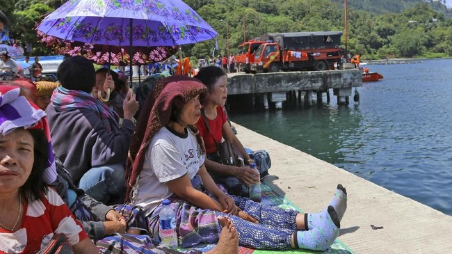 Menteri Sosial Idrus Marham menemui keluarga korban kapal penumpang KM Sinar Bangun yang tenggelam di Danau Toba beberapa waktu lalu.