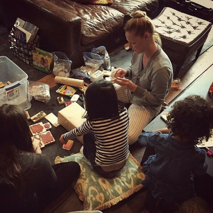 <p>Hmm, Bunda Katherine dan anak-anak lagi ngapain ya? (Foto: Instagram/katherineheigl)</p>