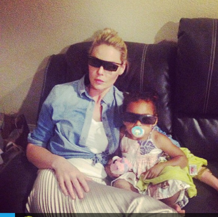 <p>Gaya ibu dan anak ini kece abis! Hi-hi-hi. (Foto: Instagram/katherineheigl)</p>