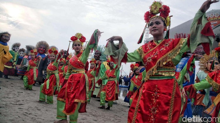 Hari ini Jakarta berulang tahun ke-492. Ada banyak hal menarik tentang kebudayaan Jakarta yang bisa Bunda kenalkan ke anak.
