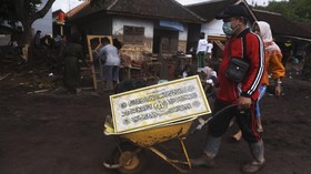 FOTO : Membersihkan Sisa Banjir Bandang Banyuwangi