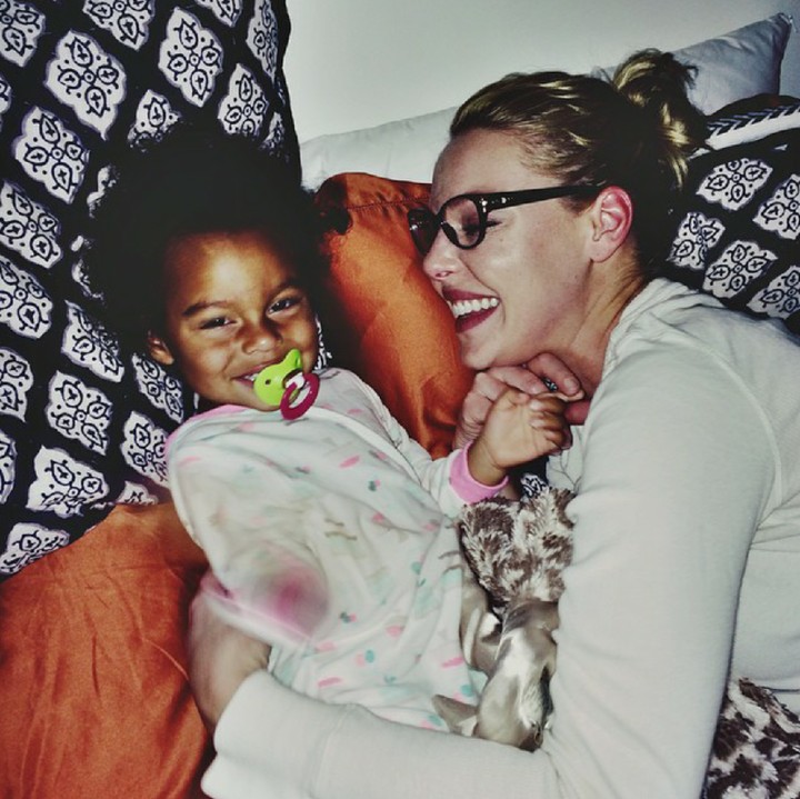 <p>Siapa Bunda yang juga hobi kruntelan sama si kecil kayak Katherine? He-he-he. (Foto: Instagram/katherineheigl)</p>
