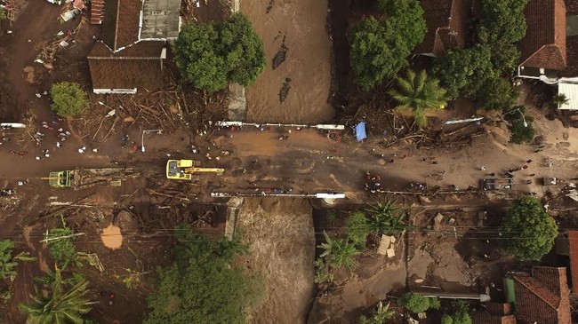 FOTO : Membersihkan Sisa Banjir Bandang Banyuwangi