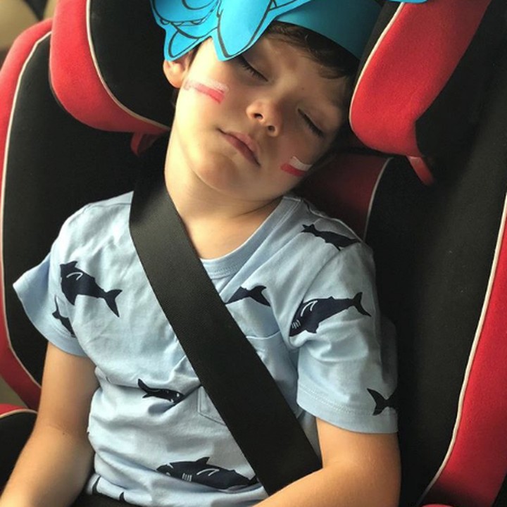 <p>Pulang nonton, pendukung timnas Polandia cilik ini sepertinya kelelahan nih. (Foto: Instagram @karola.stanescu)</p>