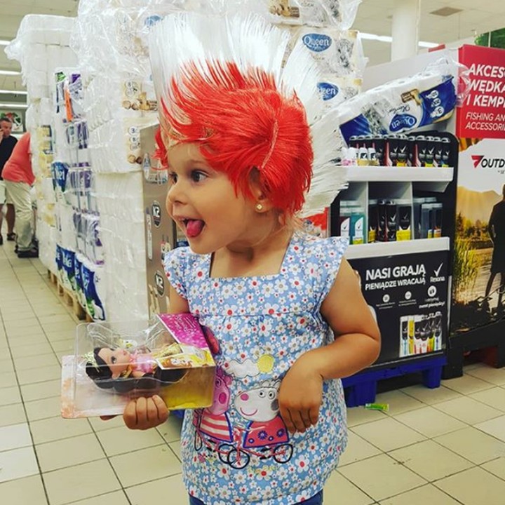<p>Pendukung timnas Polandia yang satu ini malah nyasar di toko mau beli mainan, hi-hi. (Foto: Instagram @agata_was88)</p>