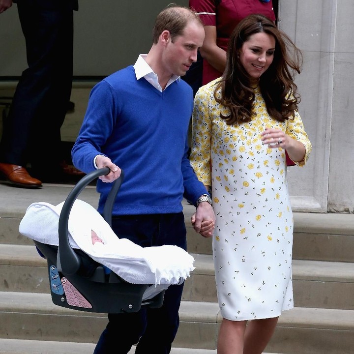 <p>Yang ini saat Pangeran William resmi menjadi ayah dengan dua anak. Ya, kala itu, sang istri, Kate Middleton, baru saja melahirkan Putri Charlotte. (Foto: Getty Images)</p>