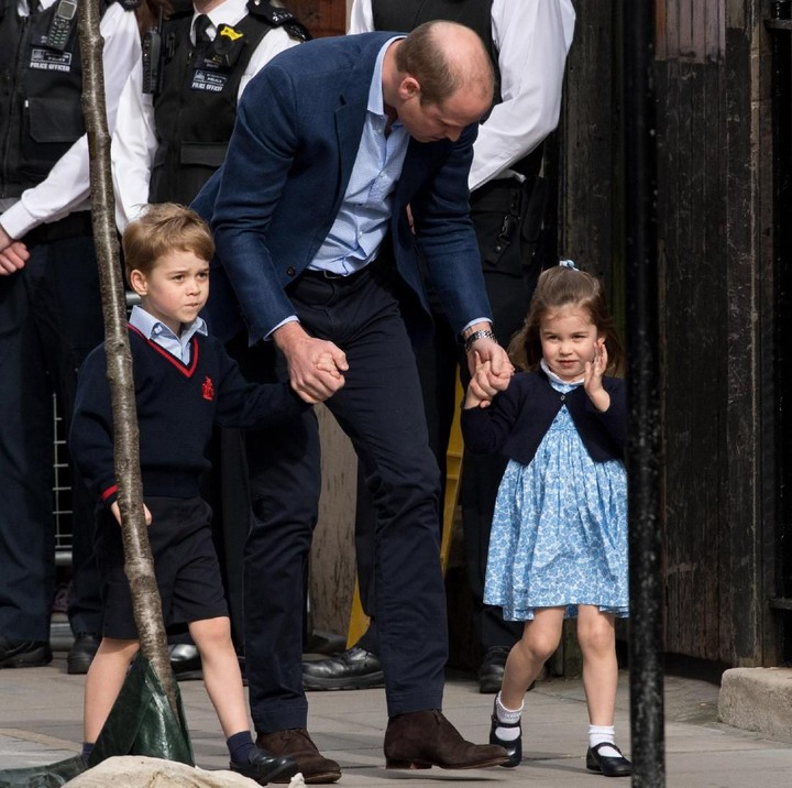 <p>Bahagia itu saat menggandeng anak sulung di tangan kanan, dan anak kedua di tangan kiri. (Foto: Getty Images)</p>