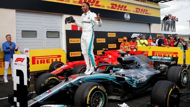 Pebalap Mercedes Lewis Hamilton sukses merebut puncak klasemen F1 2018 usai menjuarai GP Prancis di Sirkuit Paul Ricard, Le Castellet, Minggu (24/6).