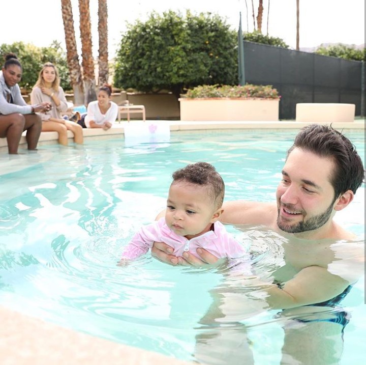 <p>Kalau sedang libur, Ayah Alexis siap mengajak putrinya berenang seperti ini. (Foto: Instagram @alexisohanian)</p>