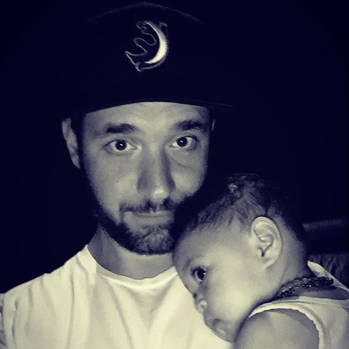<p>Bersandar di dada ayah, menenangkan banget ya, Nak? (Foto: Instagram @alexisohanian)</p>