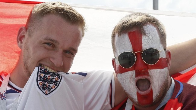 Seorang pria asal Inggris menempuh ribuan kilometer untuk memberikan dukungan pada The Three Lions. Namun, ia melakukan satu kesalahan fatal.