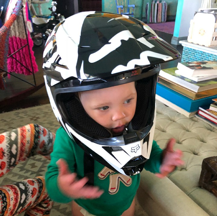 <p>Hayo, siapa yang mau dibonceng Jamo? Sopirnya udah siap pakai helm nih. (Foto: Instagram/ @hartluck)</p>